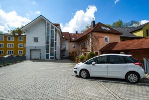 Pohled na uzavřené parkoviště u budovy Apartmánů Otre.